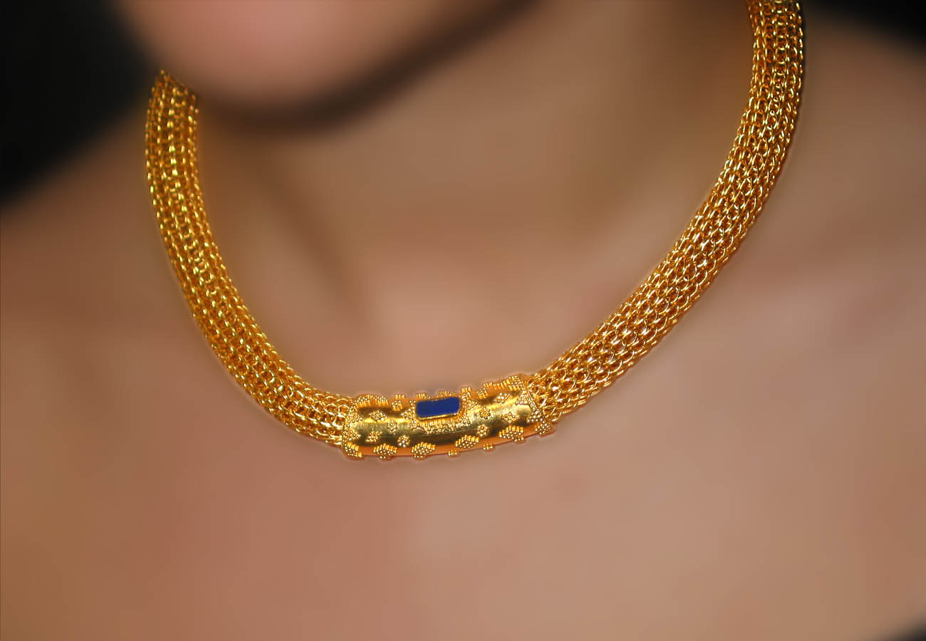 18k gold chain necklace with speckled decoration and a semi-precious stone as the central attraction