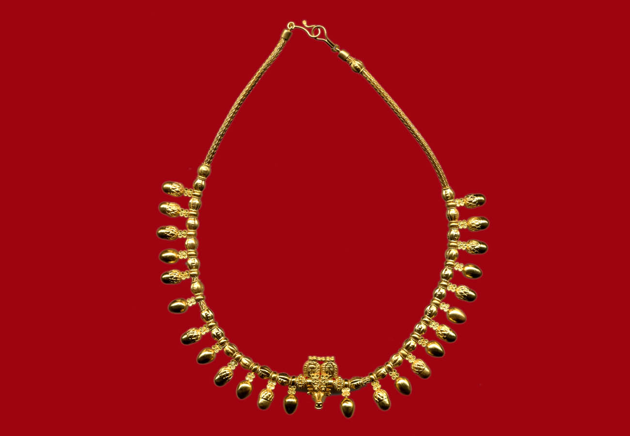 22k gold necklace with acorns and bullhead, first quarter of 5th century BC, Grave at Eretria