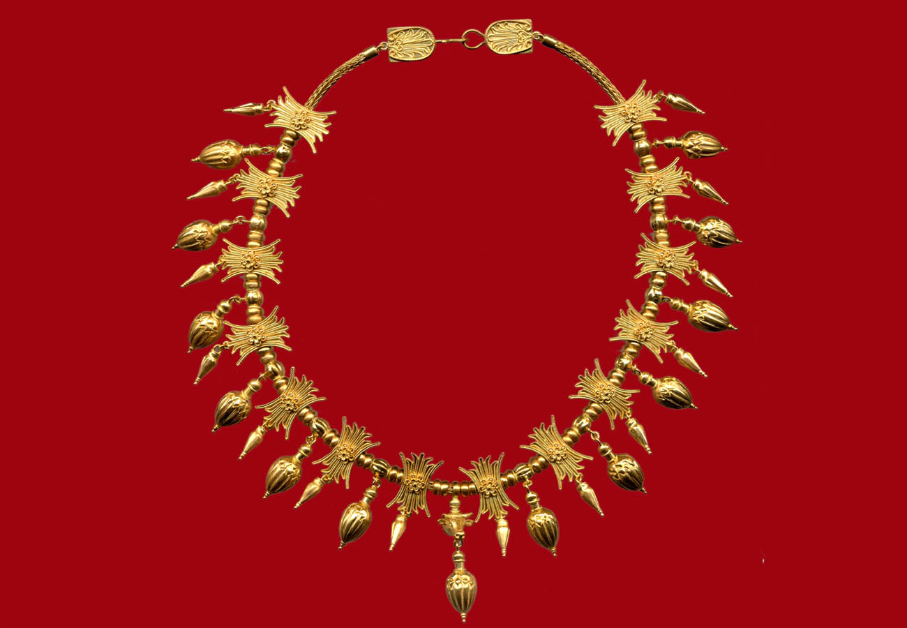 22k gold necklace with lotus blossoms, bullhead and vase-shaped pendants, last quarter of 4th century BC