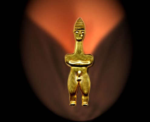 22k yellow gold brooch inspired by miniature statues of the Cycladic period art