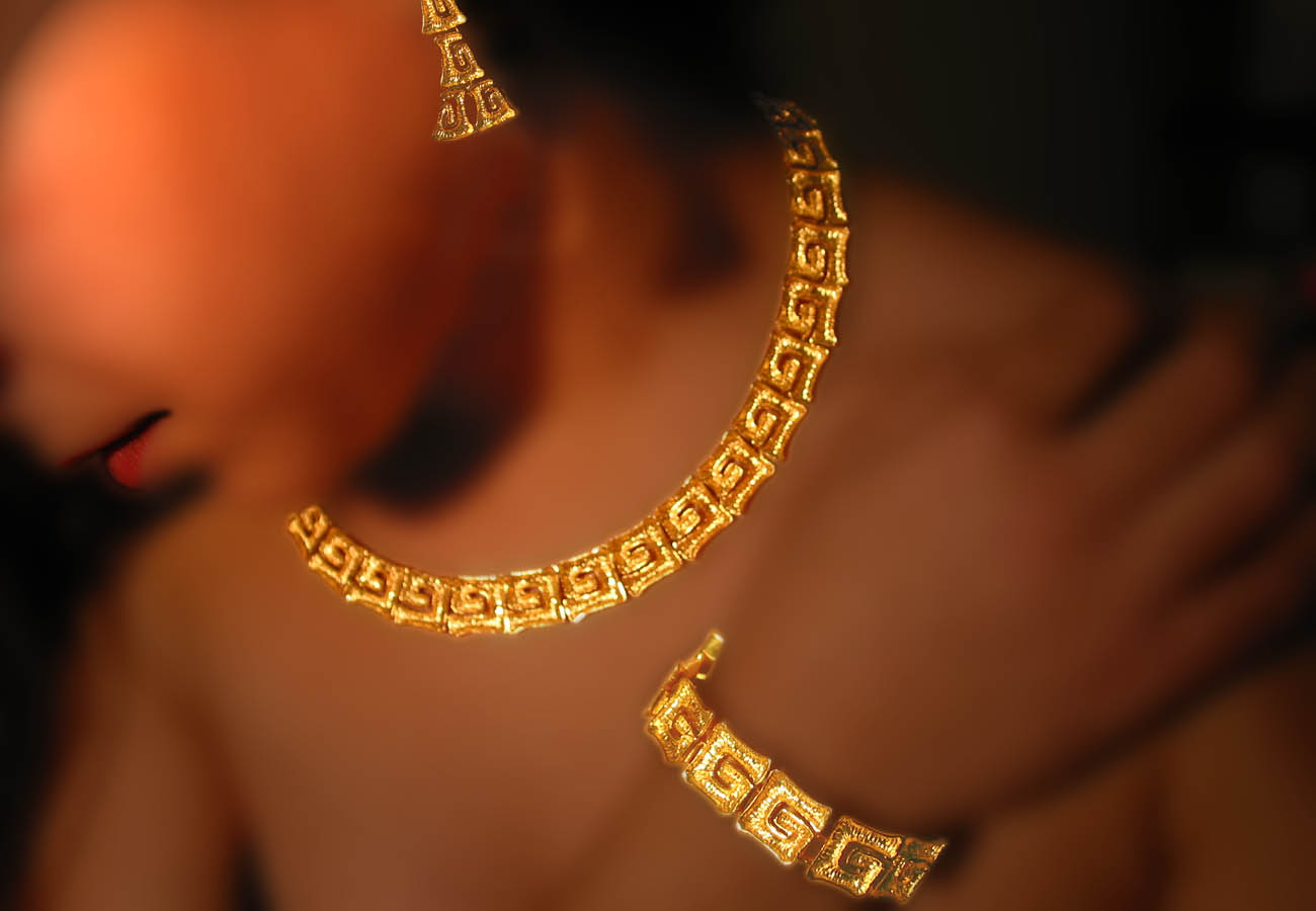Creation in 18k yellow gold with repeated Greek key motif