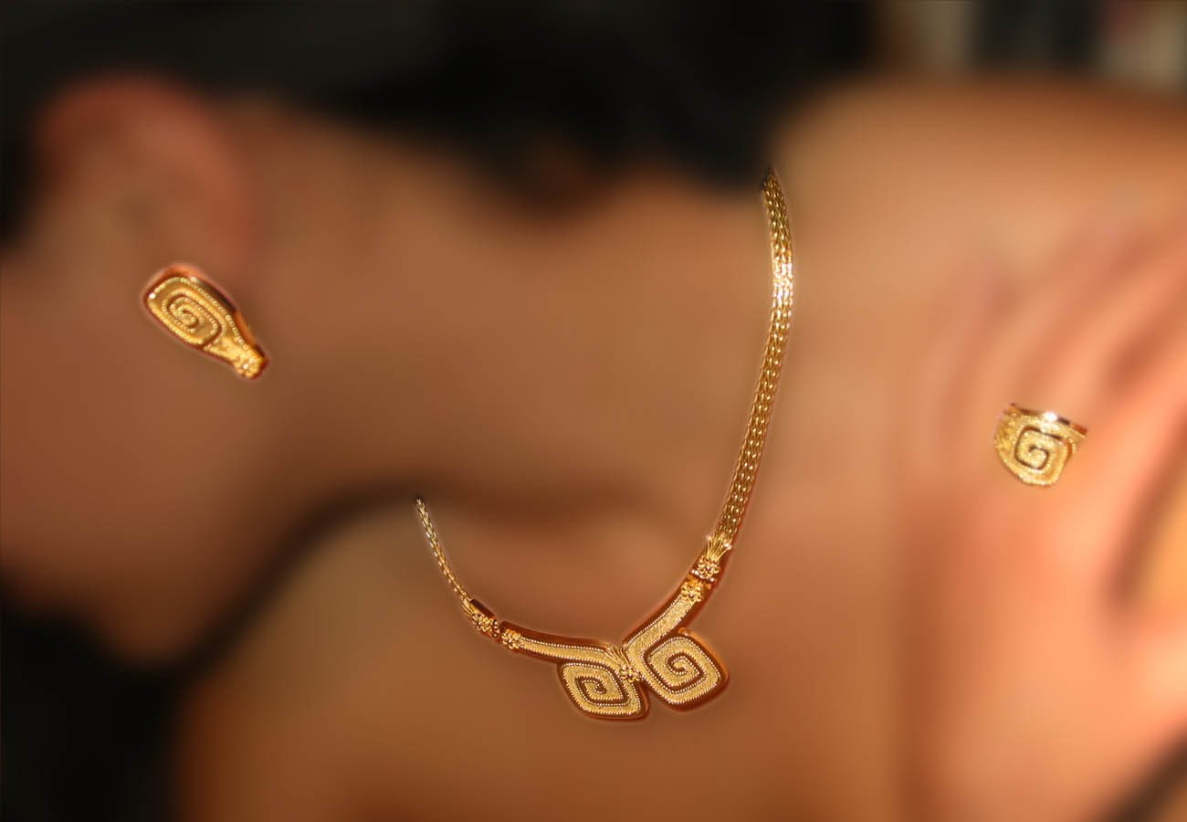 Gold creation in 18K with chain that ends in the famous Greek key design