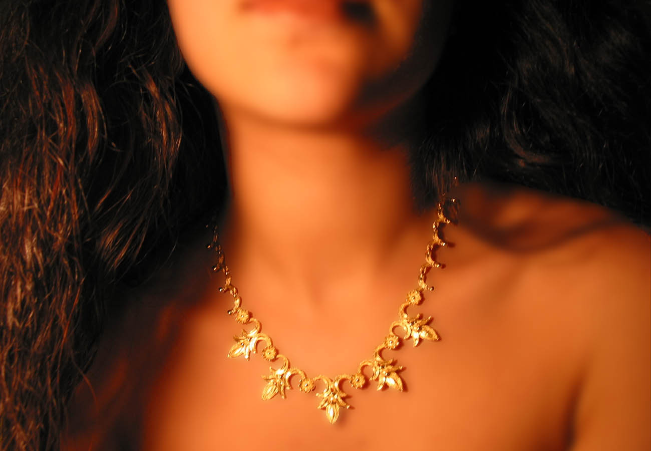 18k gold necklace with repeated motifs of interconnected lotus and rosette leaves