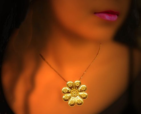 22k gold chain necklace with a rosette shaped pendant, decorated with filigree and speckles