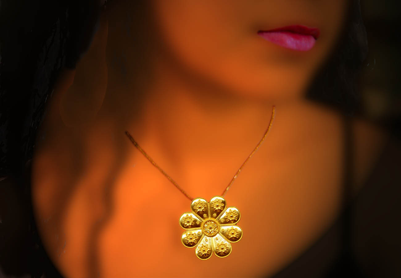 22k gold chain necklace with a rosette shaped pendant, decorated with filigree and speckles