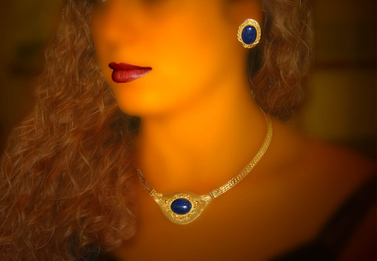 22k gold necklace with chain strap decorated with semi-precious stone and repeated engraving motif