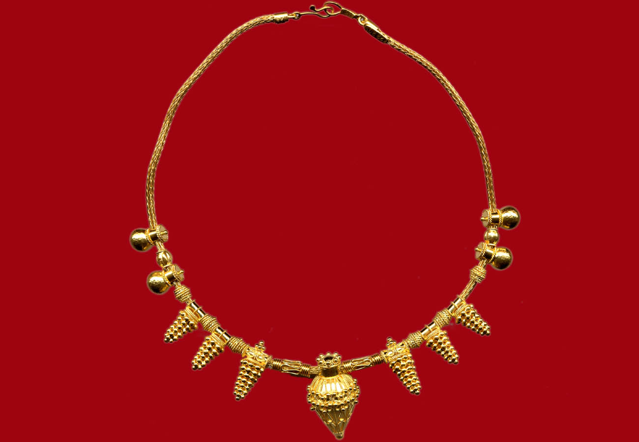 22k gold necklace with conical pendants, 560 BC, Thessaloniki Archaeological Museum