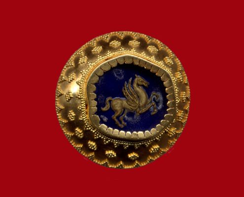 22k yellow gold brooch decorated with the technique of granulation, semi-precious stone and central theme the engraved presentation of Pegasus