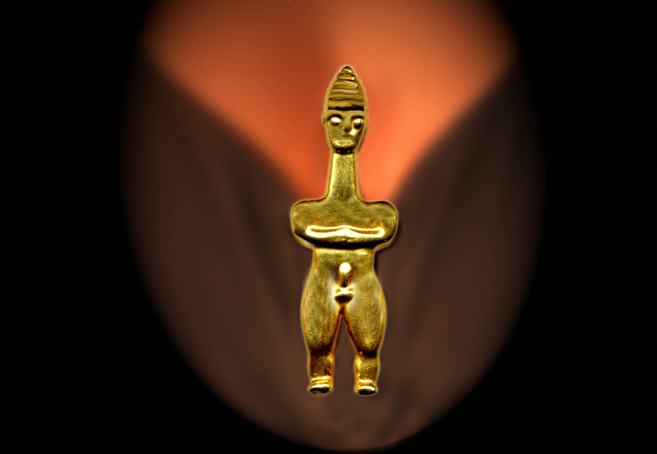 22k yellow gold brooch inspired by miniature statues of the Cycladic period art