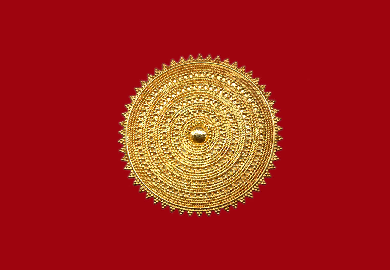 Brooch in 22k gold with a vivid Greek influence that it is shown from the delicate technique of filigree and beading
