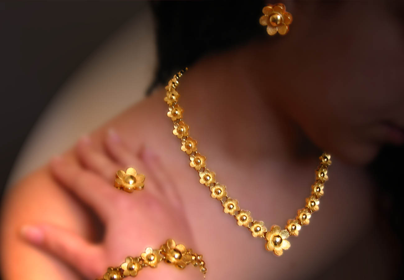 Creation in 18k gold with repeated motif of flowers-rosettes