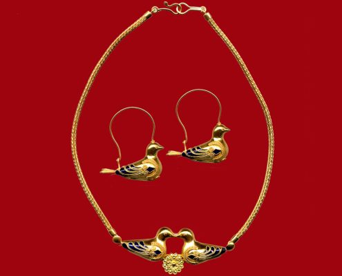 Creation in 22k gold presenting birds, connected in the middle of the necklace with a rosette