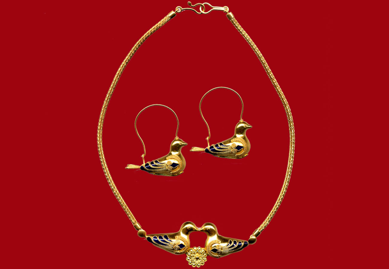 Creation in 22k gold presenting birds, connected in the middle of the necklace with a rosette