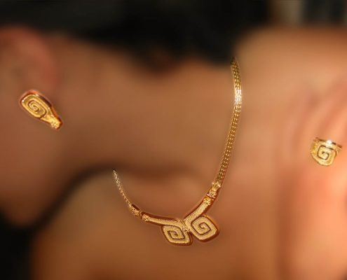 Gold creation in 18K with chain that ends in the famous Greek key design