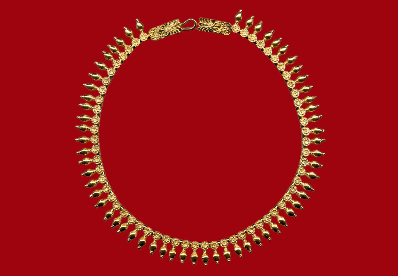 Gold necklace with rosettes and vase shaped pendants, 330 BC, Thessaloniki Archaeological Museum