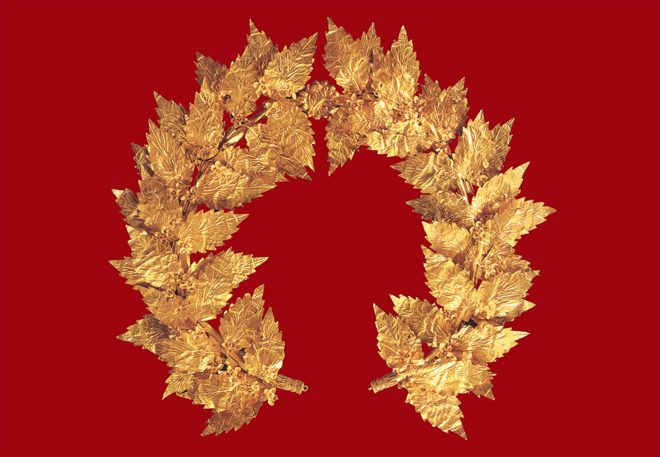 Gold oak wreath with wired and engraved decoration, from the Hellenistic or Roman period