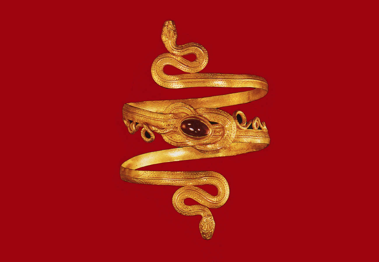 Golden bracelet consisted of two snakes, with bound tails in Heraklion knot decorated with deficient grantis. From Eretria, Evia