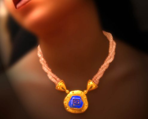 Necklace in 22K yellow gold with triple chain braiding from semi precious stones