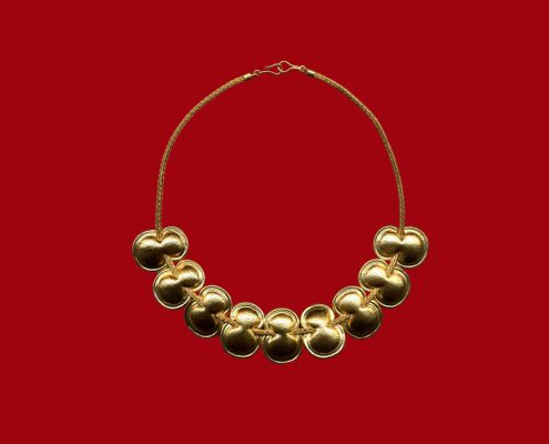 Necklace of 22k gold chain and repeated motifs in the form of an eight-shaped shield