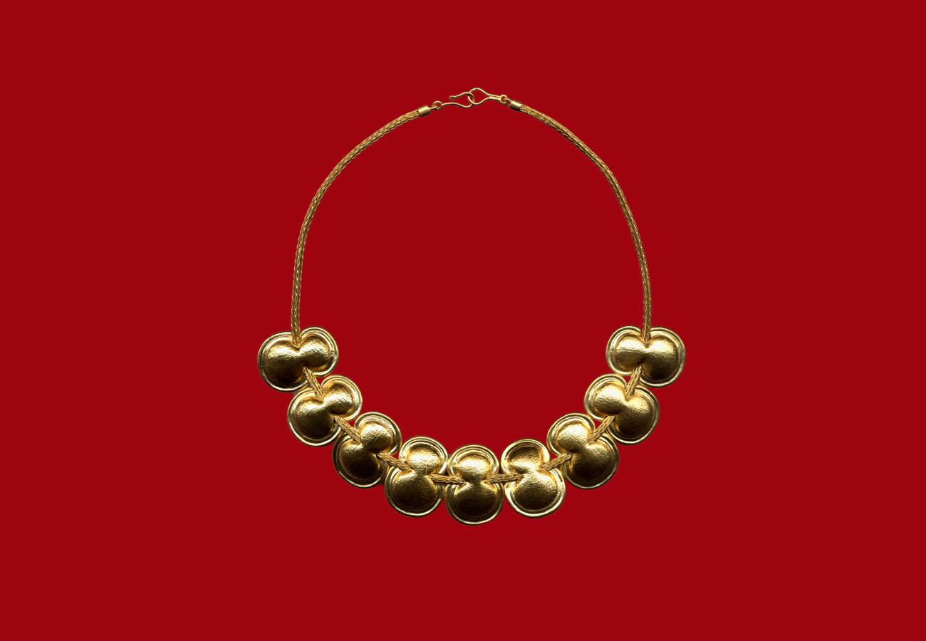Necklace of 22k gold chain and repeated motifs in the form of an eight-shaped shield