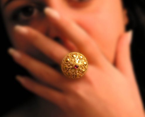 Ring in 22k gold decorated with precious stone