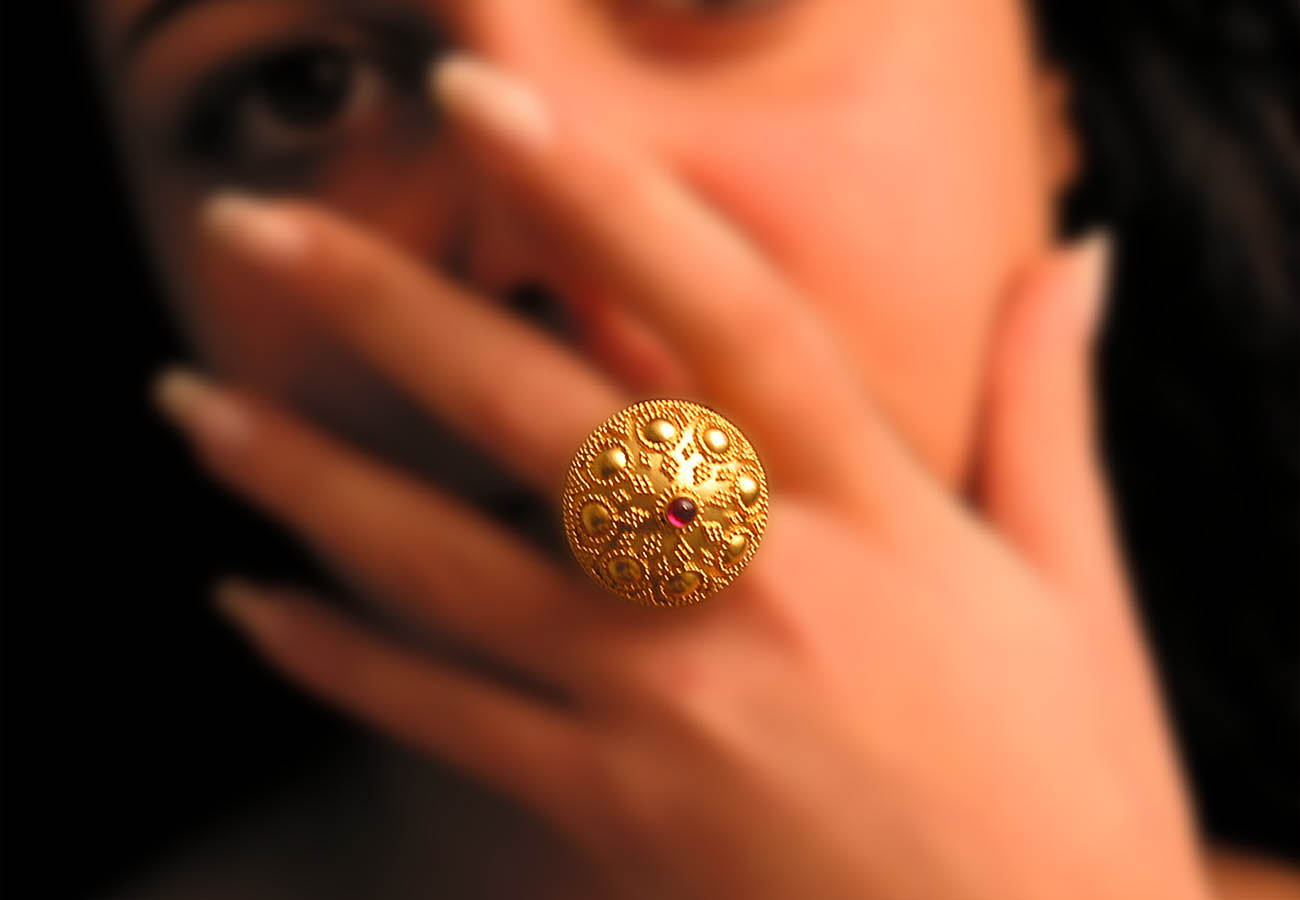 Ring in 22k gold decorated with precious stone